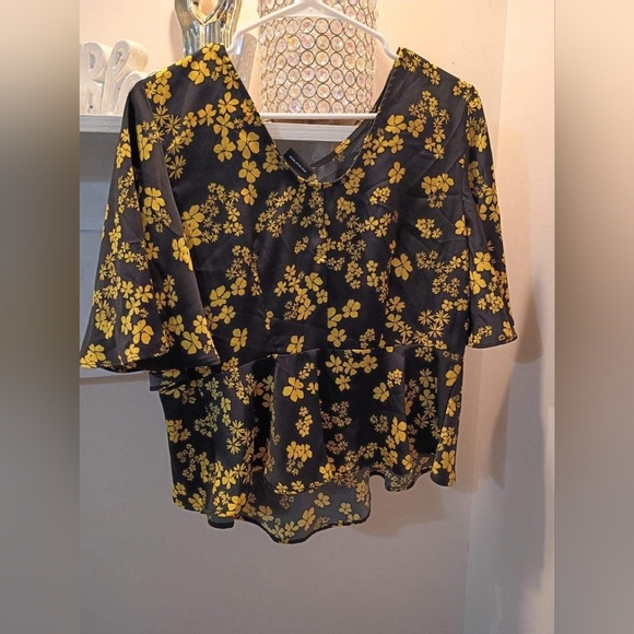 Who What Wear Black with Yellow Floral Print Shirt - Picture 6 of 6
